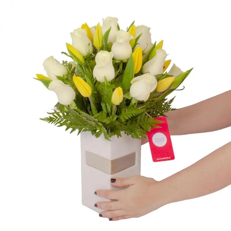 Dominga Rosas blanco y Tulipanes amarillo - Arreglo floral