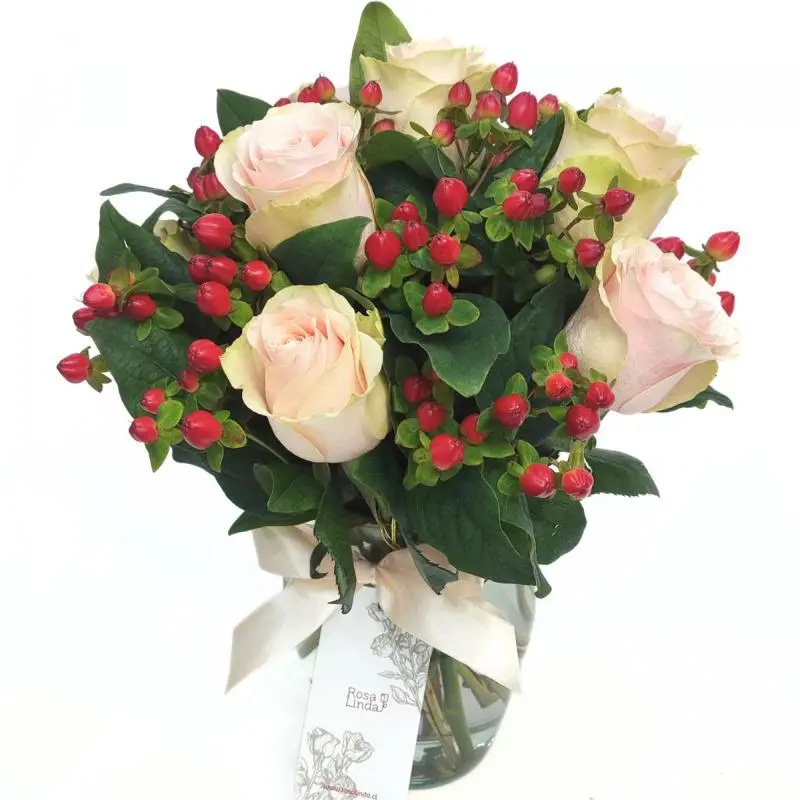 Antonia en Ánfora - florero con 9 rosas damasco e hypericum