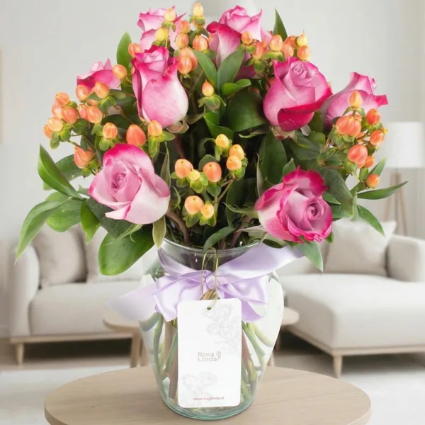 Antonia en Ánfora - florero con 9 rosas lila e hypericum