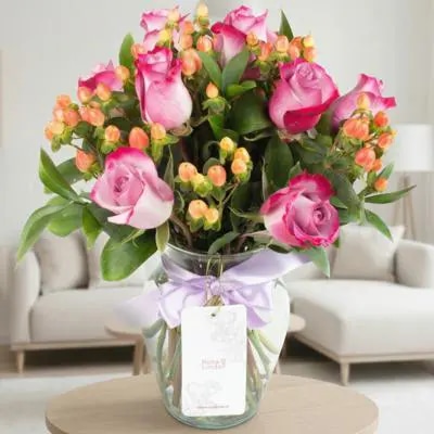 Antonia Lila 9 rosas - Florero transparente con 9 rosas e hypericum