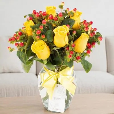 Antonia en Ánfora - florero con 9 rosas amarillo e hypericum