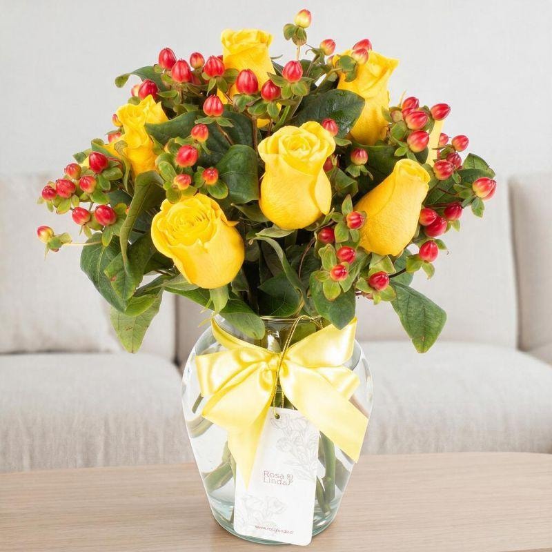 Antonia en Ánfora - florero con 9 rosas amarillo e hypericum - Imagen 1