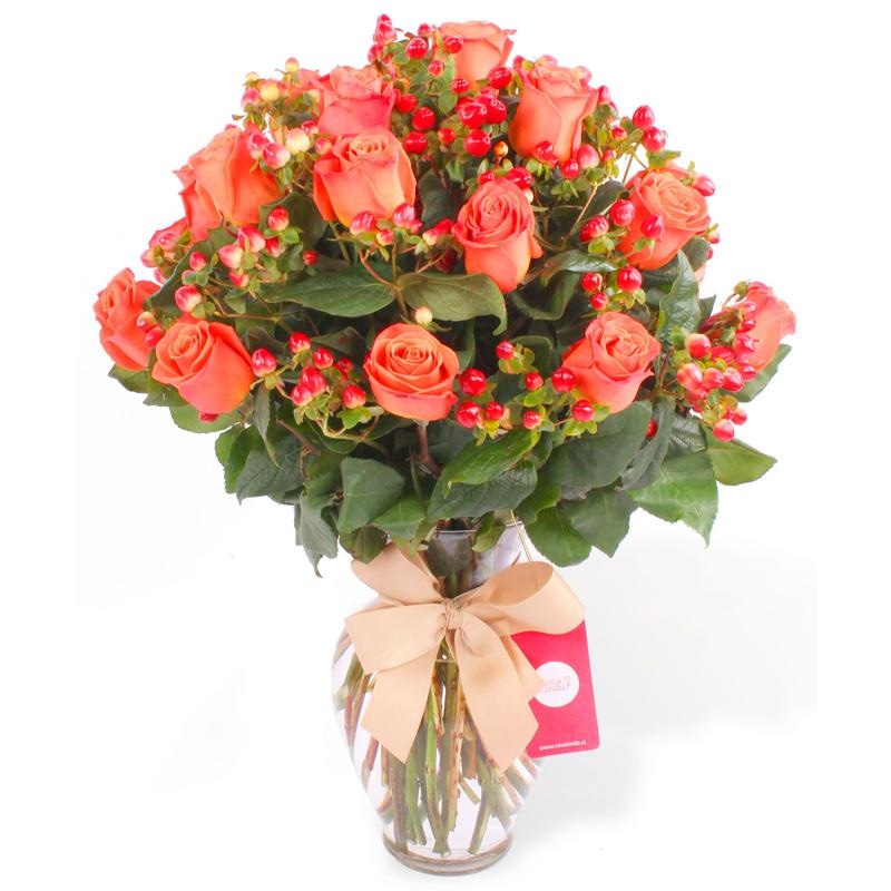 Antonia en Ánfora - florero con 18 rosas blanco e hypericum