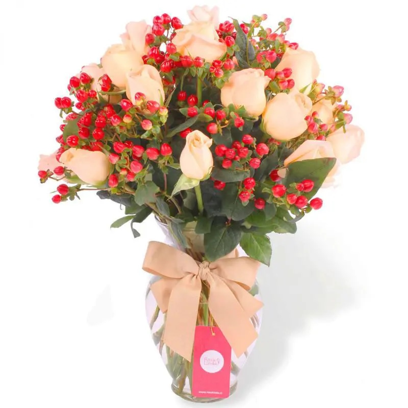 Antonia en Ánfora - florero con 18 rosas damasco e hypericum