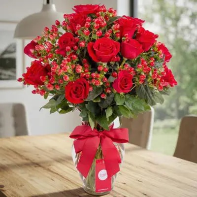 Antonia en Ánfora - florero con 18 rosas rojo e hypericum