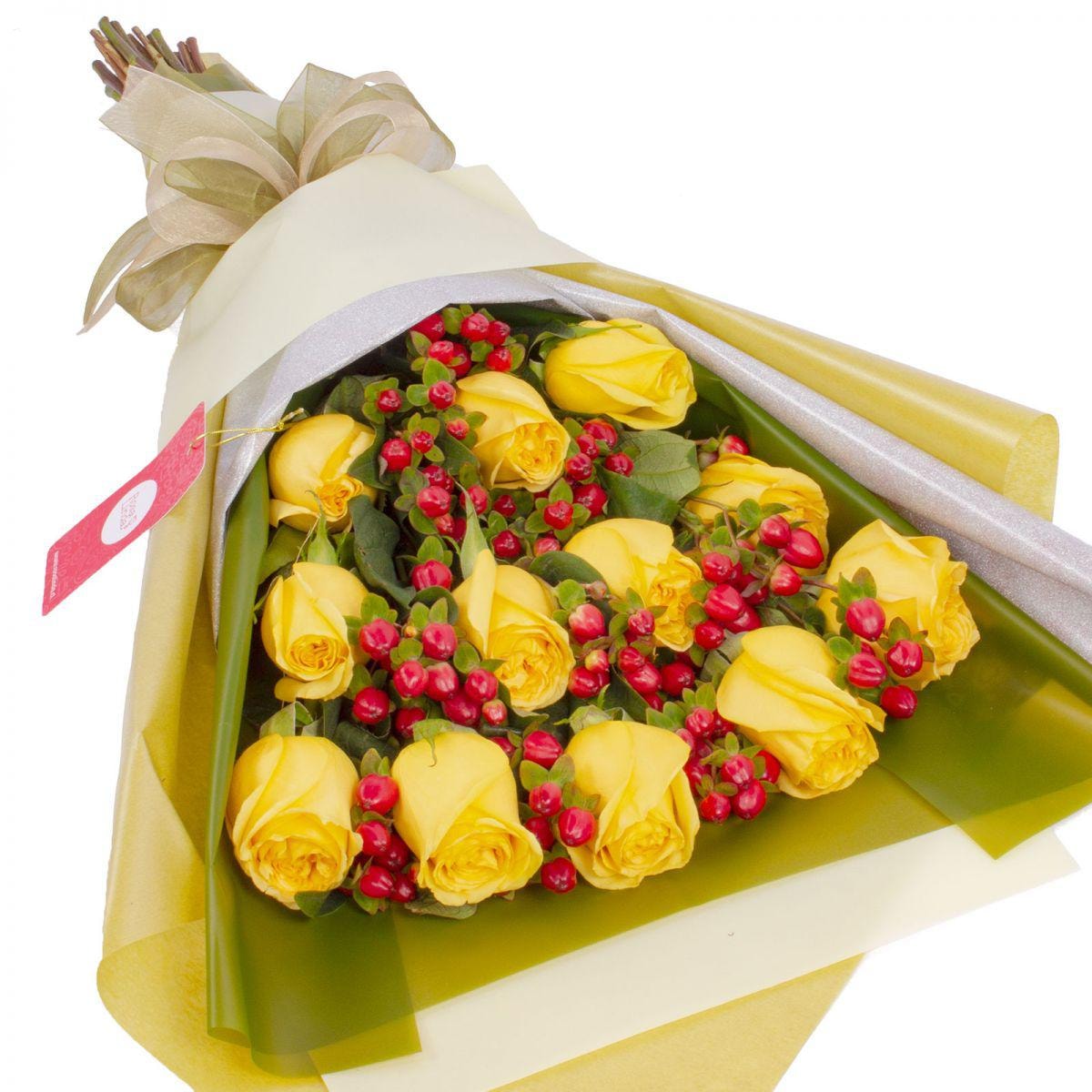 Ramo de rosas - Ramo extendido con 12 rosas amarillas e hypericum - Imagen 4
