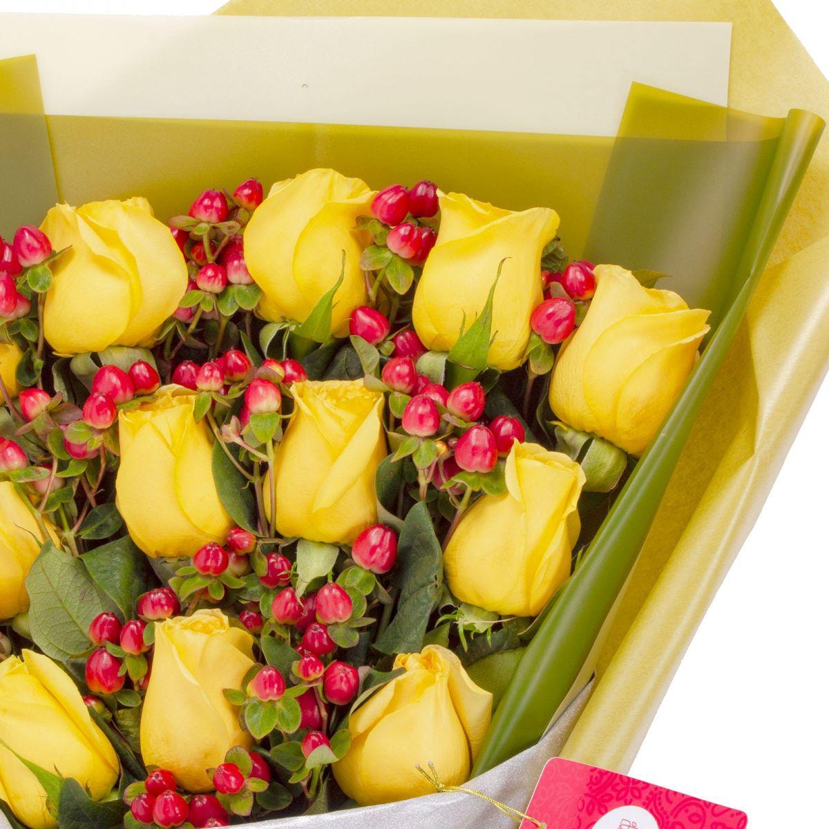 Ramo de rosas - Ramo extendido con 12 rosas amarillas e hypericum - Imagen 5