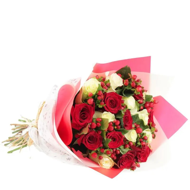 Antonia en Ramo - 18 rosas mix blanco y rojo con hypericum