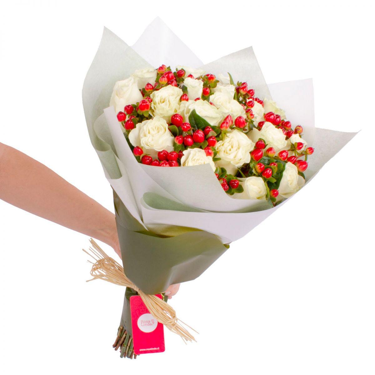 Ramo de rosas con Hypericum - Ramo circular con 18 rosas blancas e hypericum rojo - Imagen 3