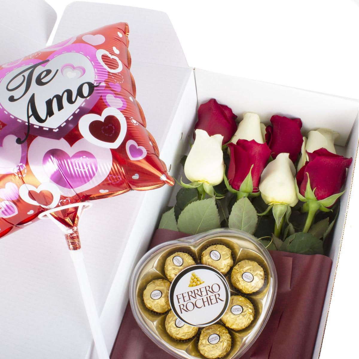 Pack FlowerBox Rosalinda - Caja con 8 rosas mix rojo y blanco, Ferrero Rocher corazón 100g y globo Te amo - Imagen 1