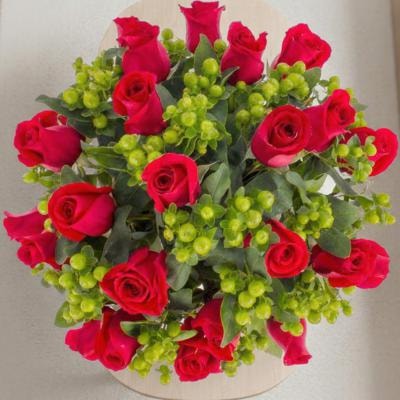 Love Rojo - Arreglo floral con 24 rosas rojas e hypericum verde - Imagen 2