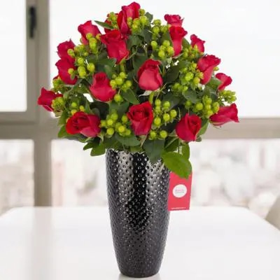 Antonia en cerámica - 24 rosas ecuatorianas rojo e hypericum