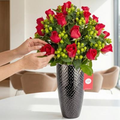 Love Rojo - Arreglo floral con 24 rosas rojas e hypericum verde - Imagen 3