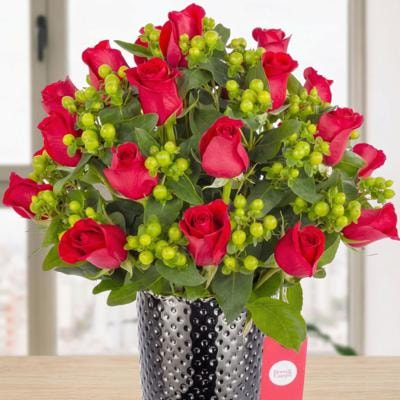 Love Rojo - Arreglo floral con 24 rosas rojas e hypericum verde - Imagen 4