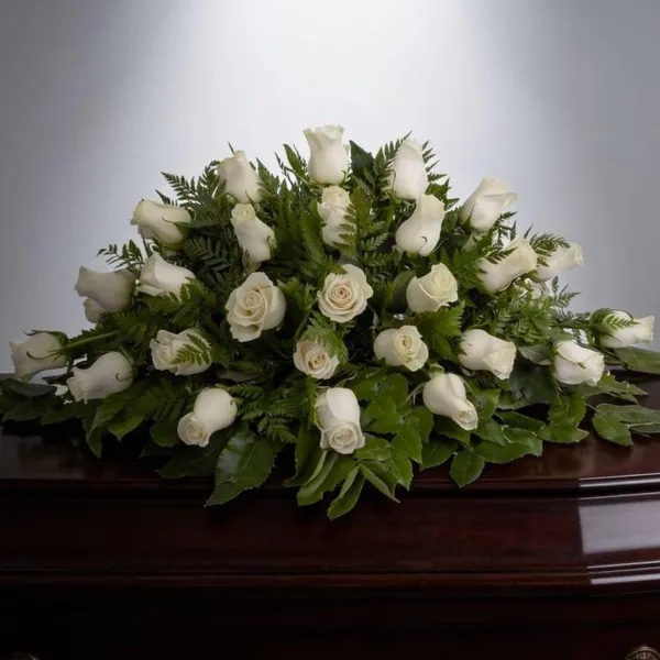 Consuelo Blanco - cubre urna 40 rosas ecuatorianas blanco