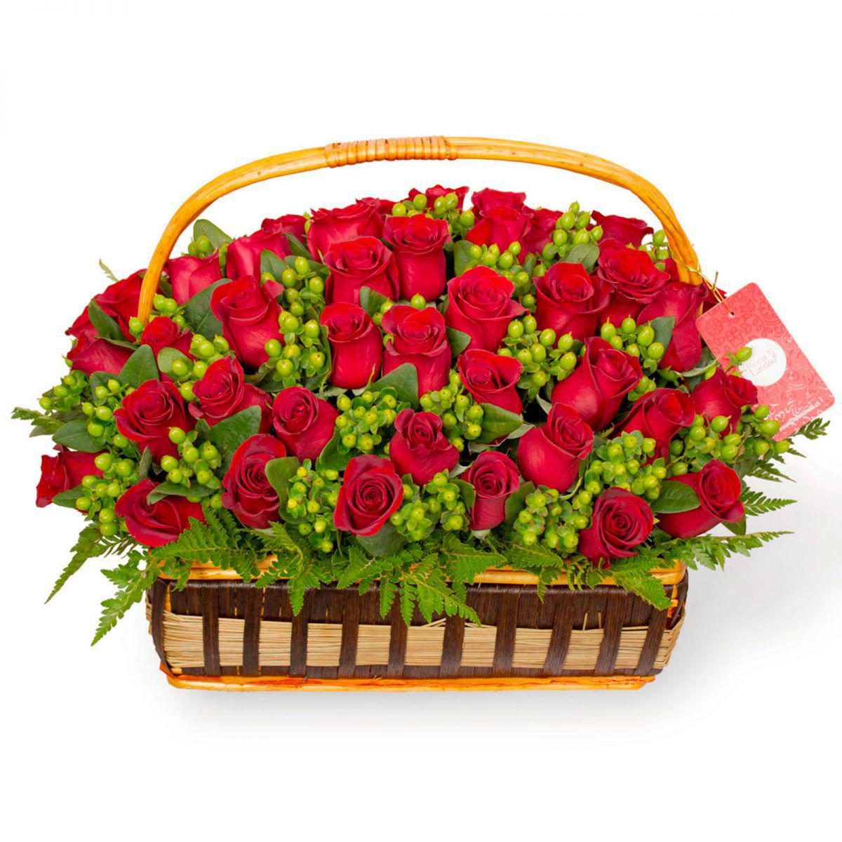 Antonia en canasto - 50 rosas ecuatoriana rojo e hypericum - Imagen 1