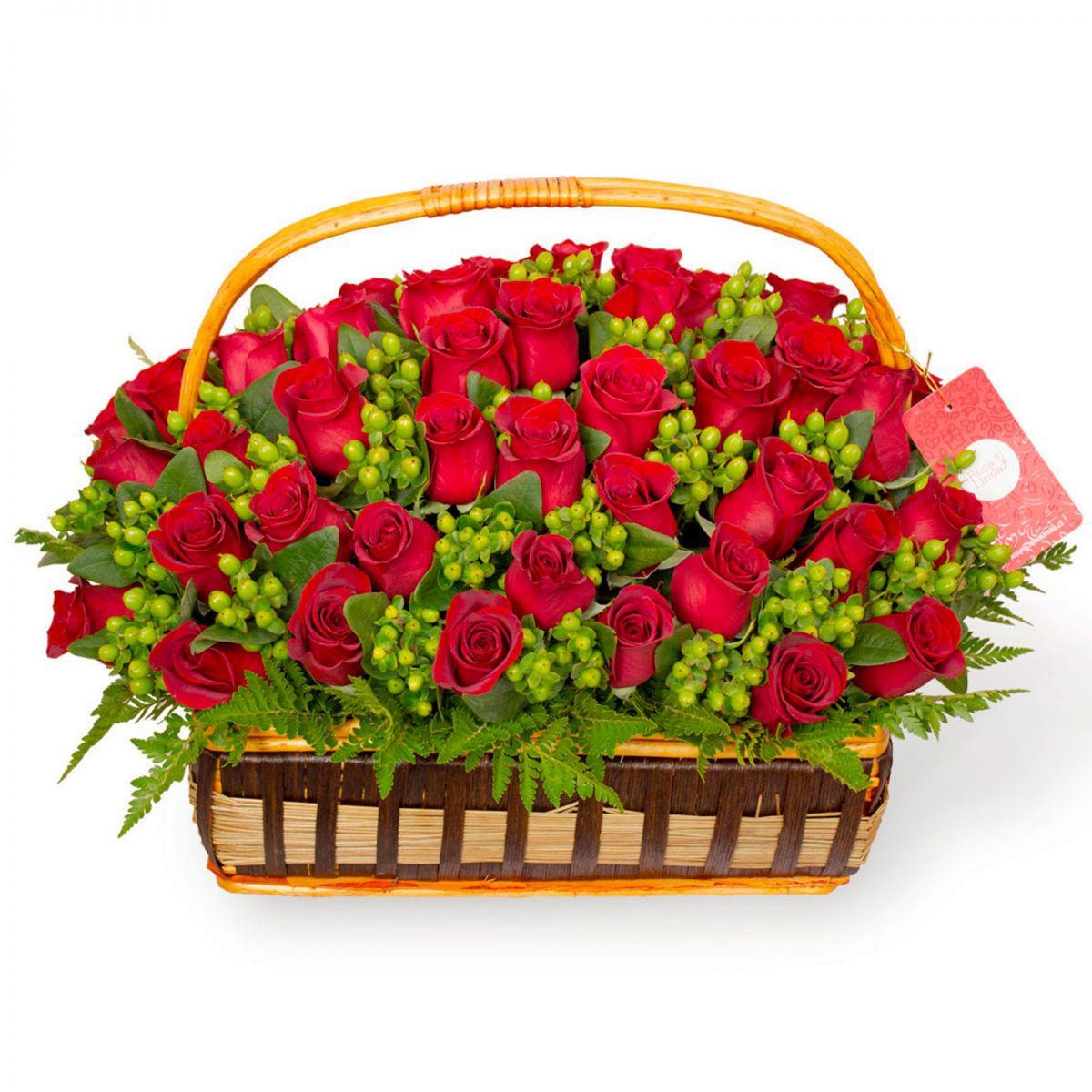 Maite - Arreglo floral en canasto con 50 rosas rojas e hypericum verde - Imagen 1