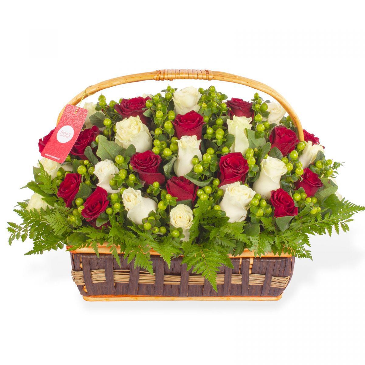 Antonia en canasto - 50 rosas rojo y blanco e hypericum - Imagen 1