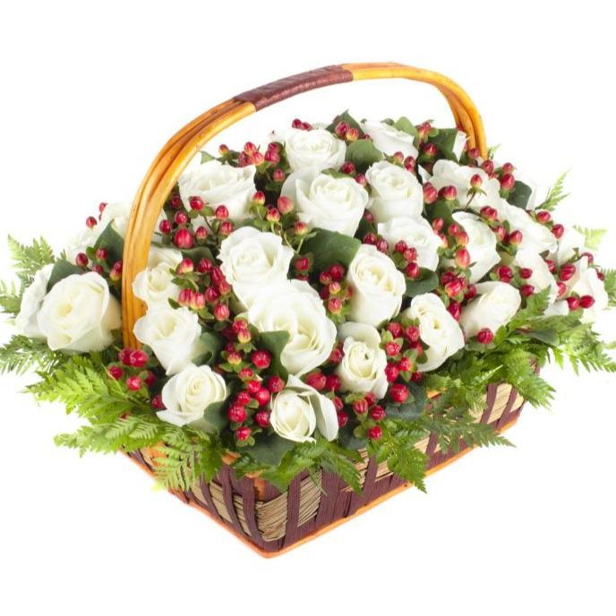 Antonia en canasto - 50 rosas ecuatoriana blanco e hypericum - Imagen 1