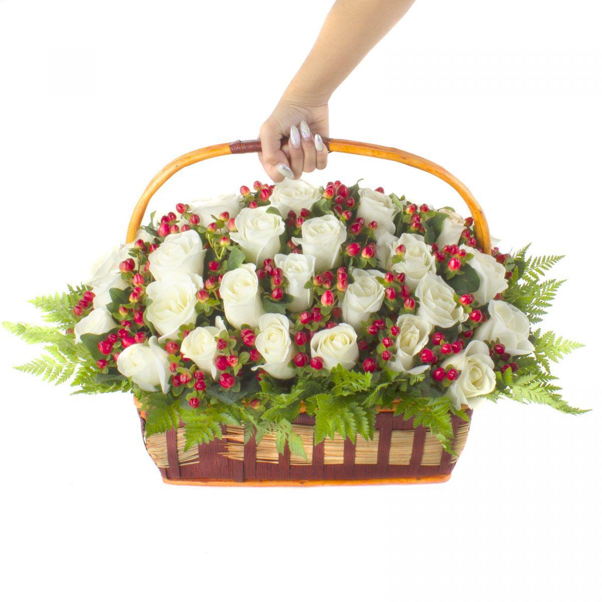 Maite - Arreglo floral en canasto con 50 rosas blancas e hypericum rojo - Imagen 3