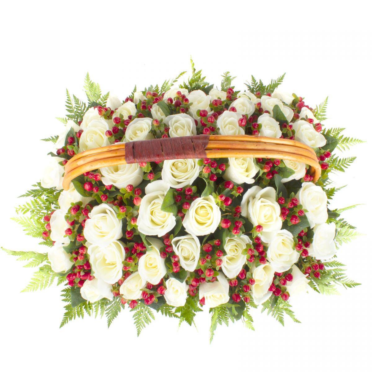 Maite - Arreglo floral en canasto con 50 rosas blancas e hypericum rojo - Imagen 4