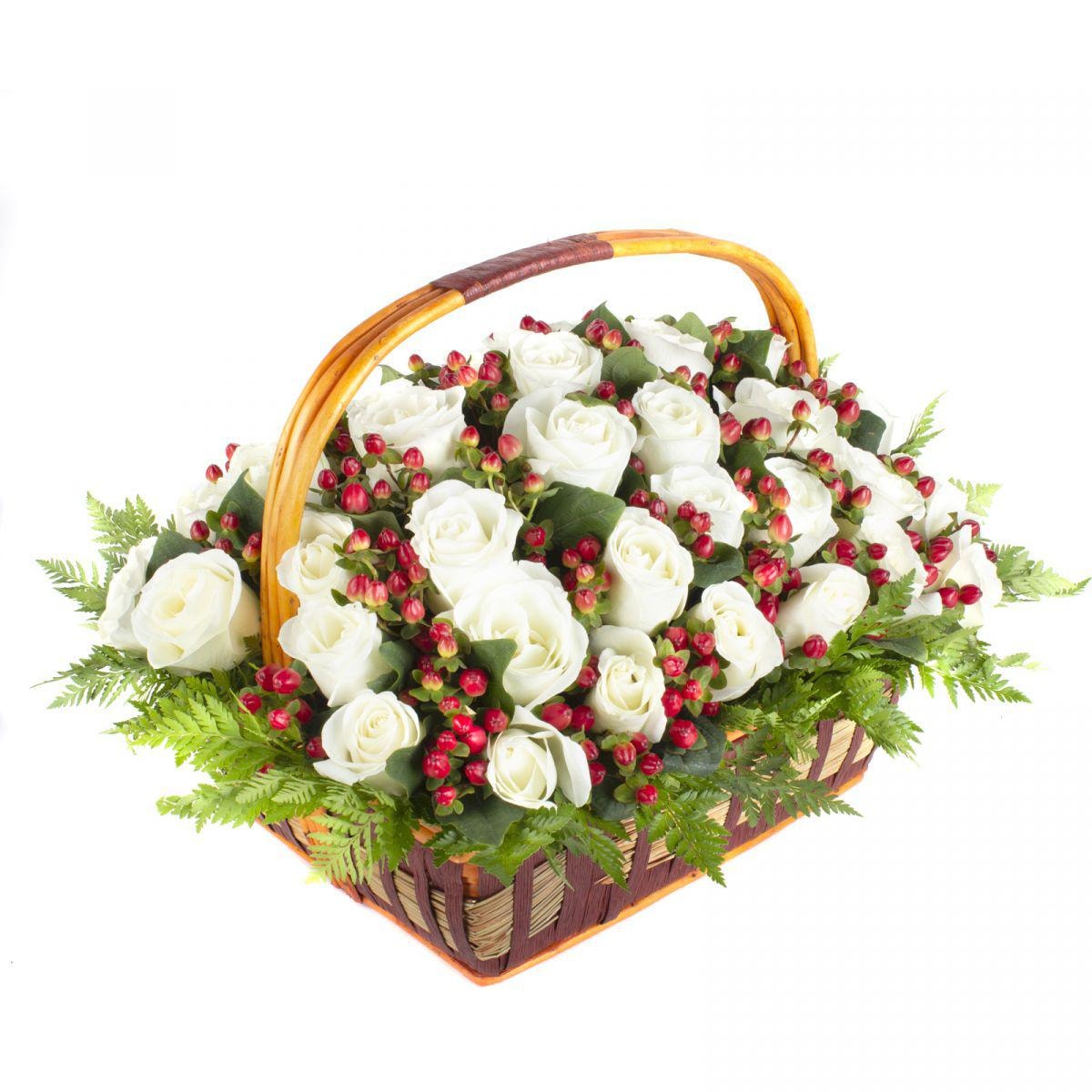 Maite - Arreglo floral en canasto con 50 rosas blancas e hypericum rojo - Imagen 5