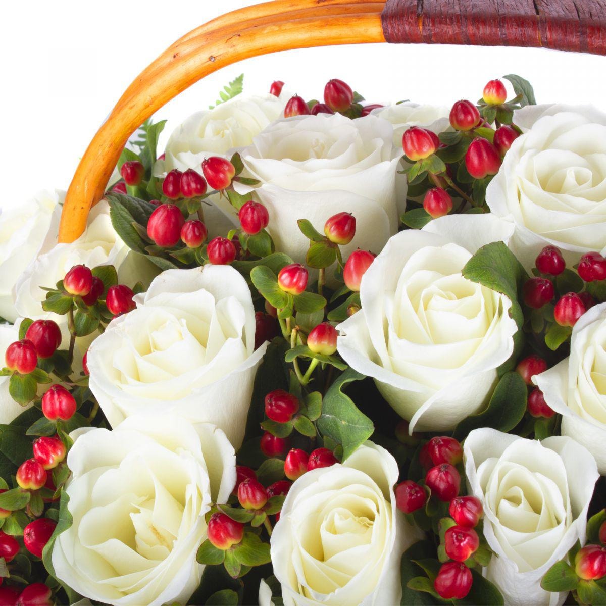 Maite - Arreglo floral en canasto con 50 rosas blancas e hypericum rojo - Imagen 6