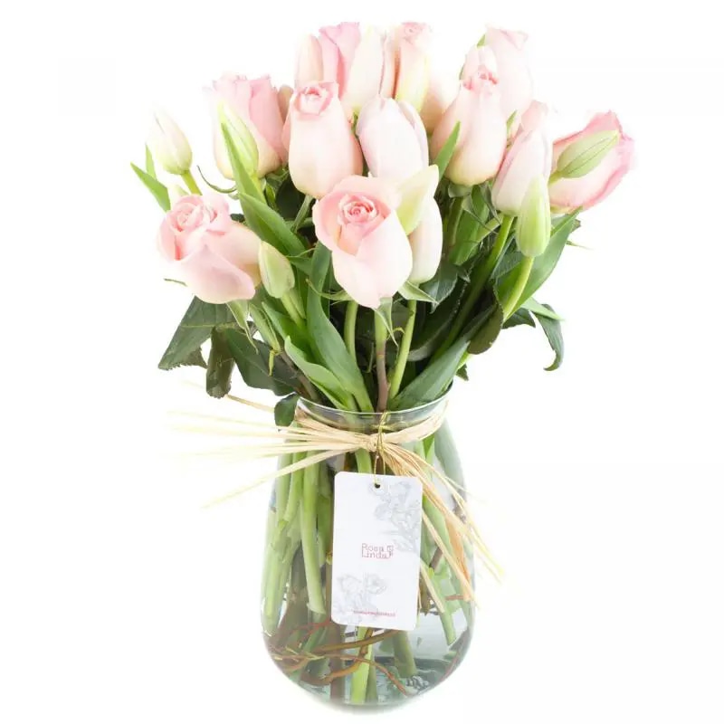 Elena Rosado Blanco - Florero con rosas rosado y tulipanes blanco