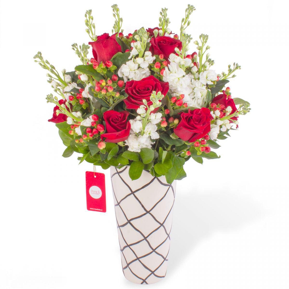 Paula Rojo - Arreglo floral con rosas rojas, alelíes blancos e hypericum - Imagen 1