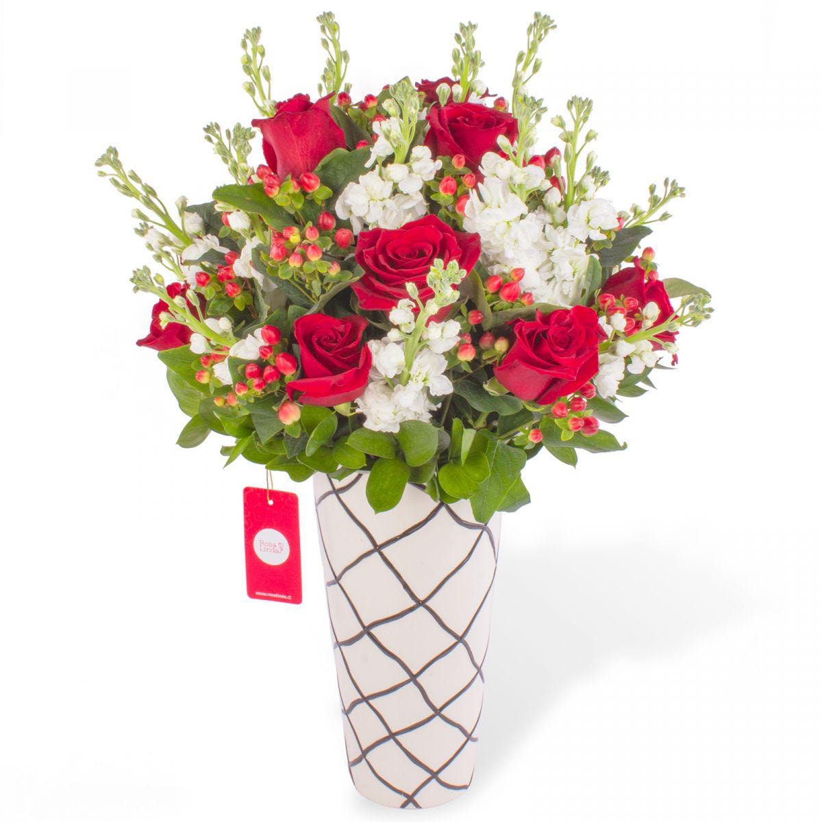 Paula Rojo - Arreglo floral con rosas rojas, alelíes blancos e hypericum - Imagen 1