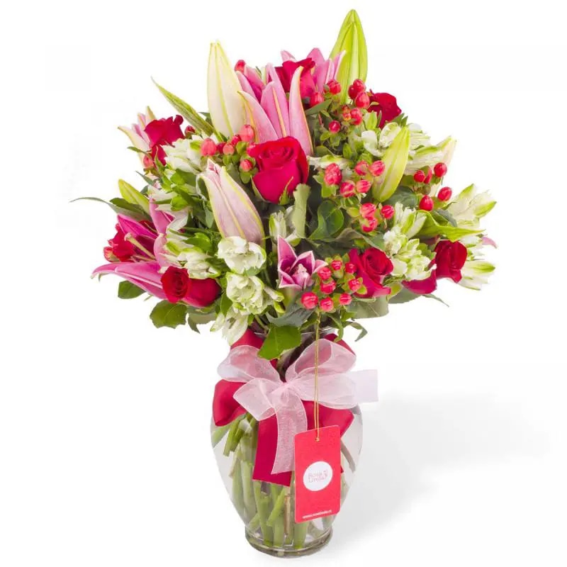 Alejandra en Ánfora - florero liliums rosado y rosas rojo