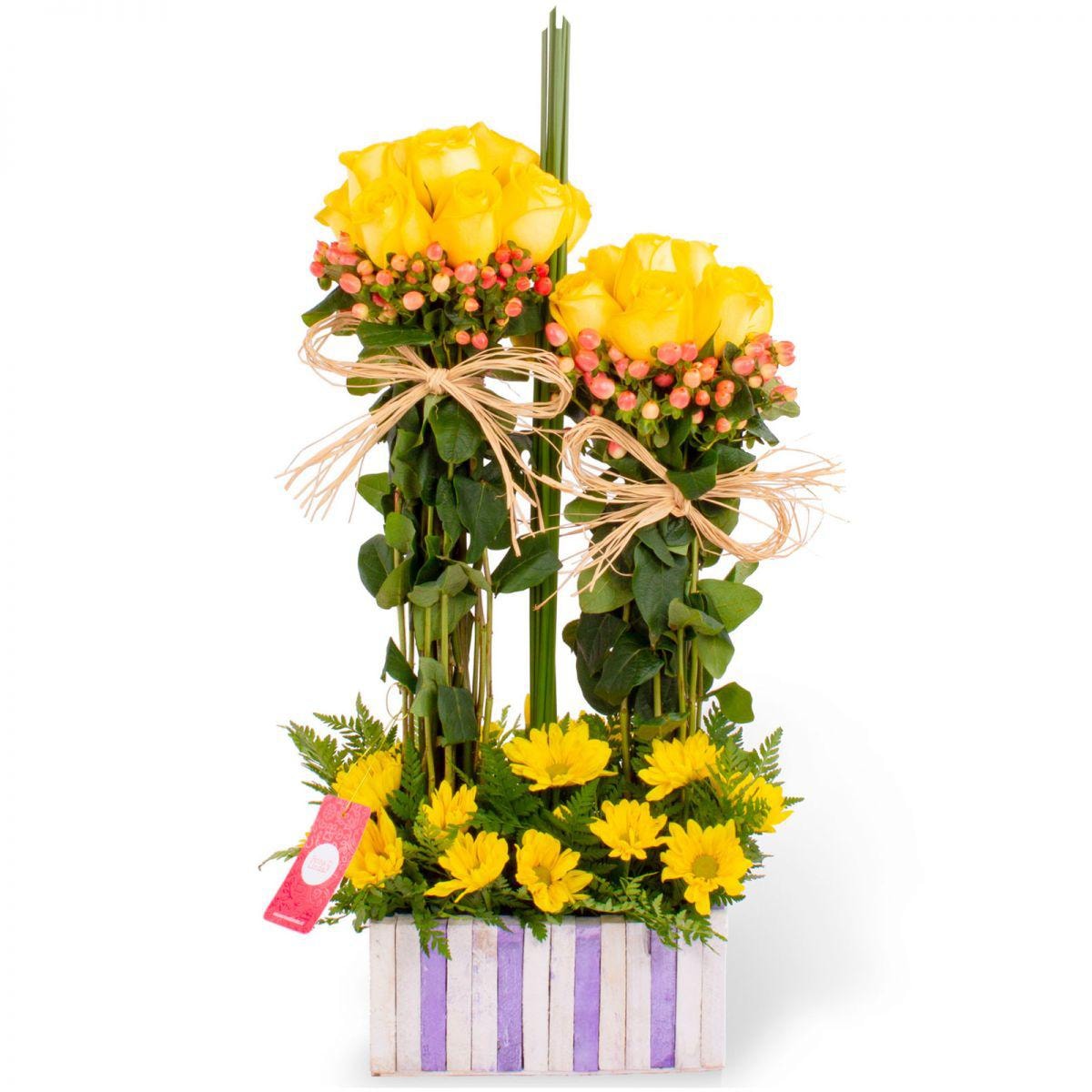 Fantasía Amarillo - Arreglo floral en base de madera con rosas amarillas, maules, hypericum y varas de junquillo - Imagen 1