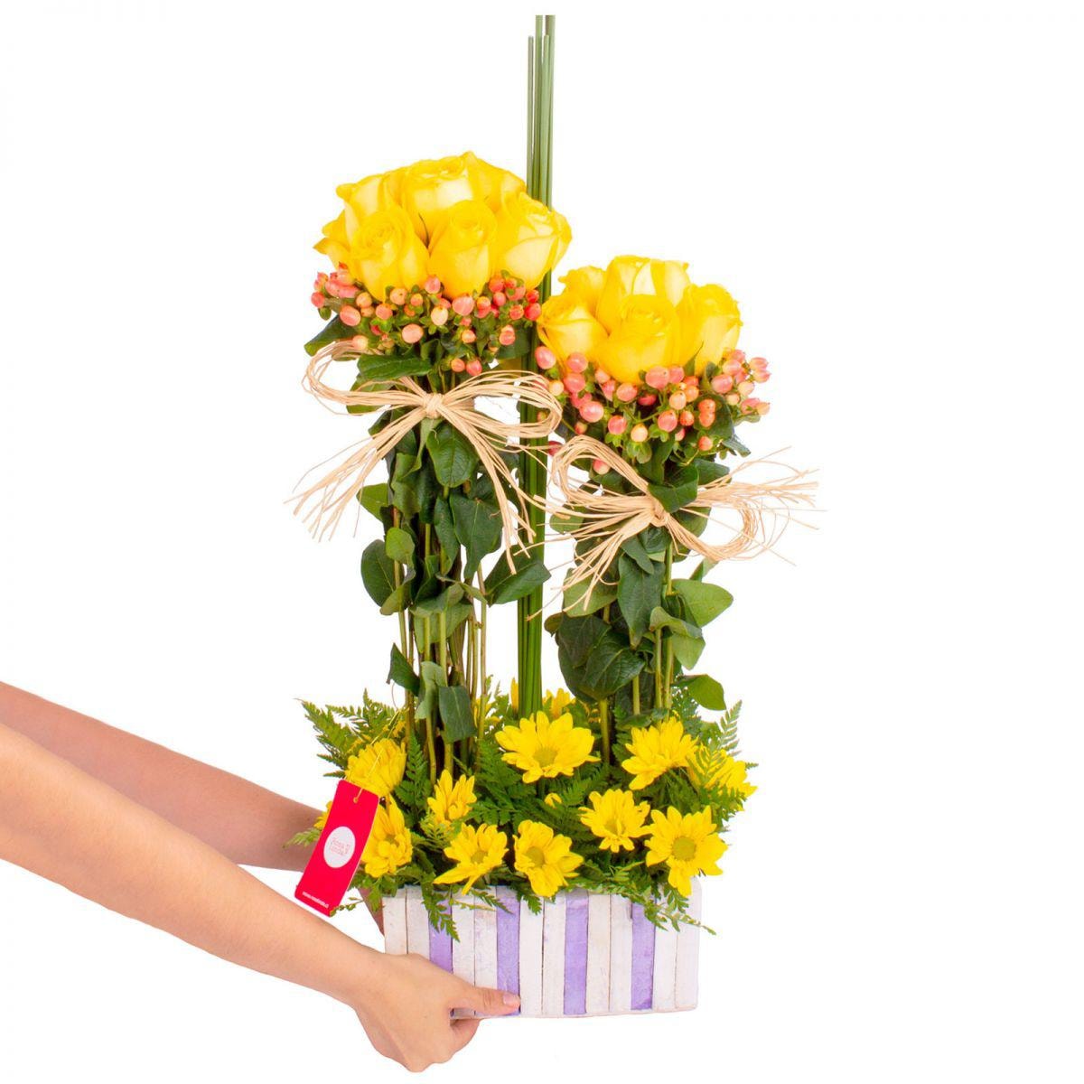 Fantasía Amarillo - Arreglo floral en base de madera con rosas amarillas, maules, hypericum y varas de junquillo - Imagen 2