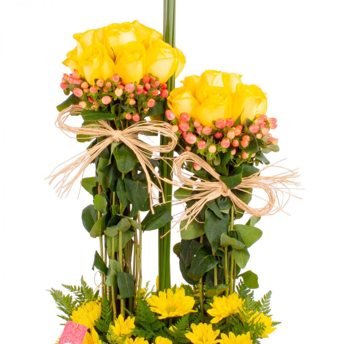 Fantasía Amarillo - Arreglo floral en base de madera con rosas amarillas, maules, hypericum y varas de junquillo - Imagen 3