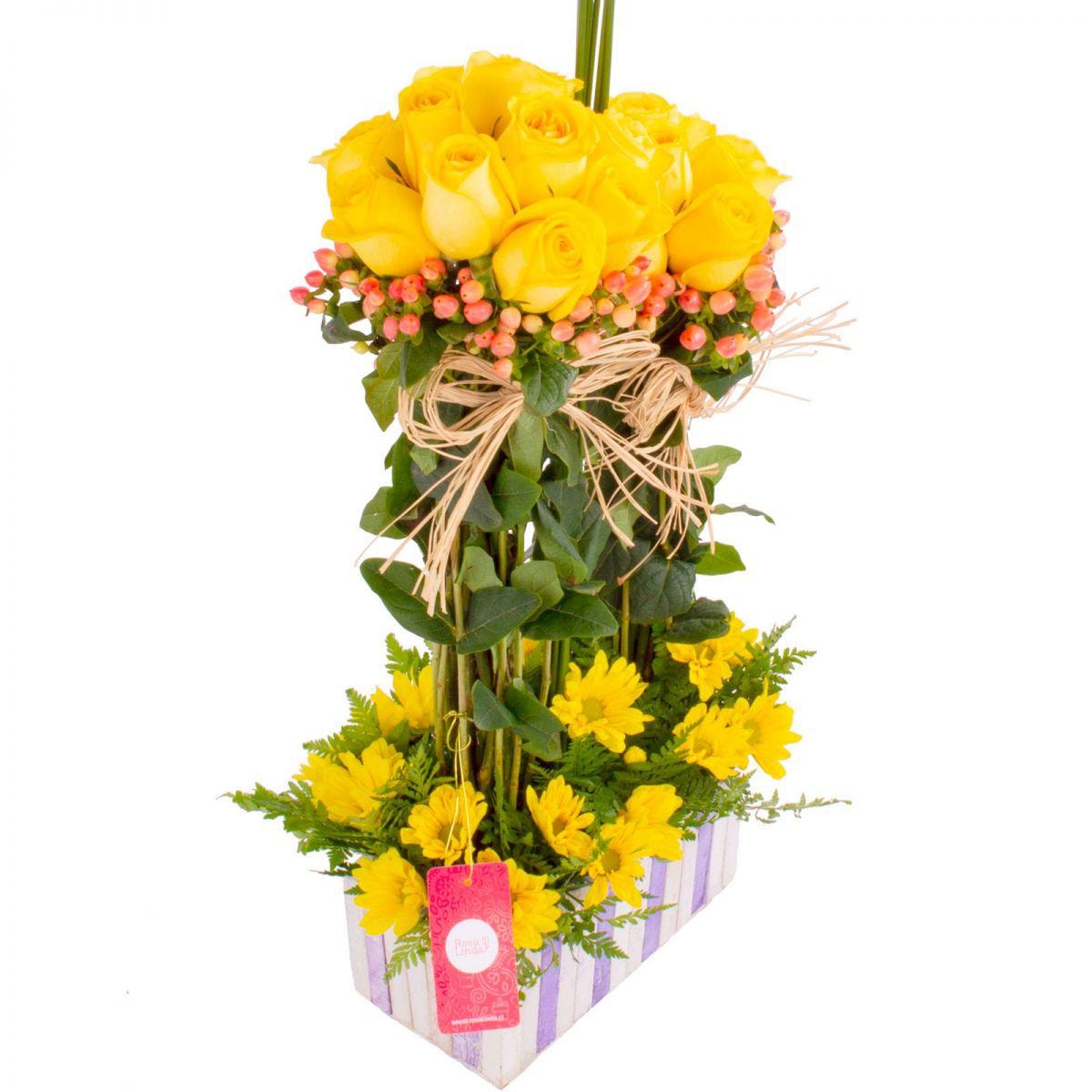 Fantasía Amarillo - Arreglo floral en base de madera con rosas amarillas, maules, hypericum y varas de junquillo - Imagen 4