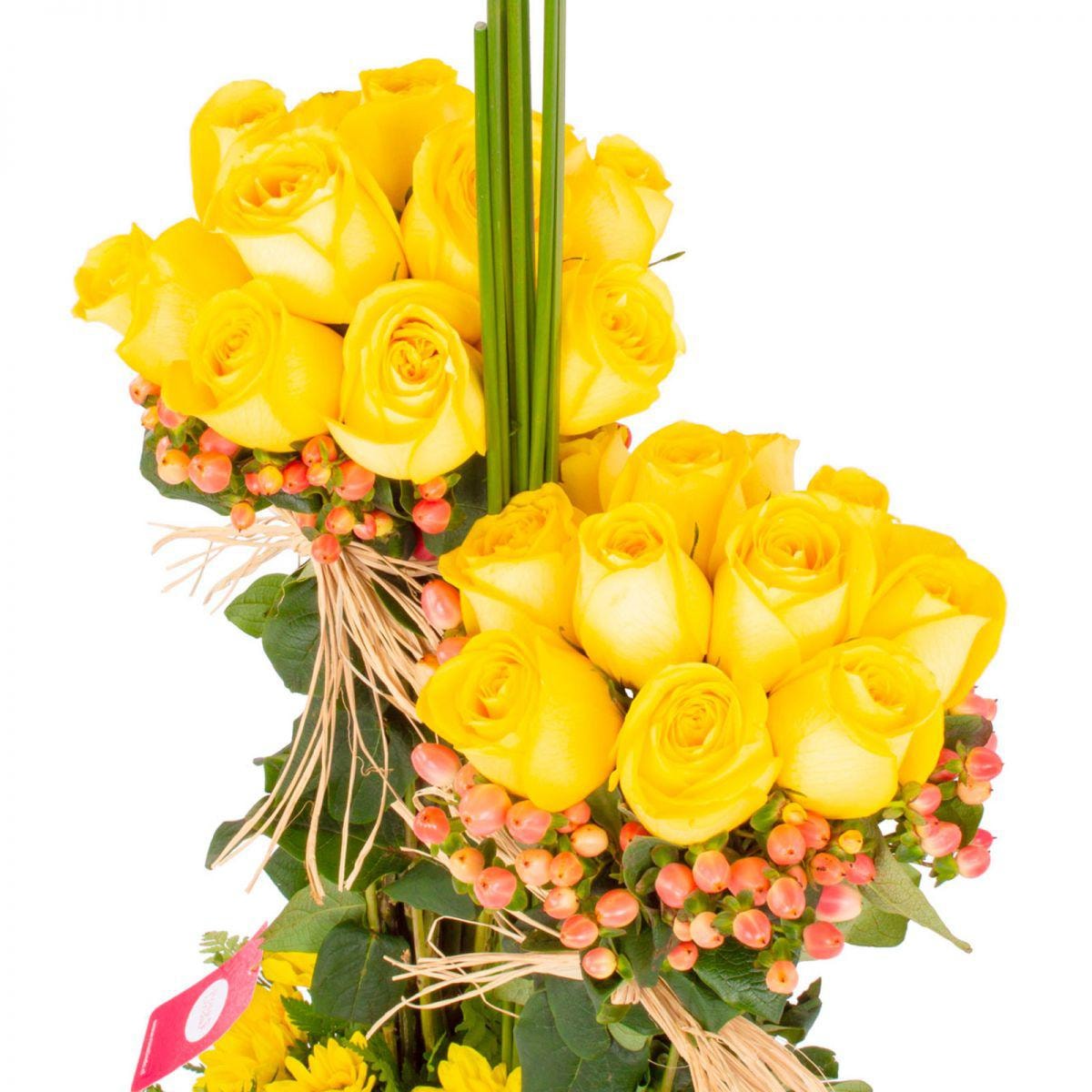 Fantasía Amarillo - Arreglo floral en base de madera con rosas amarillas, maules, hypericum y varas de junquillo - Imagen 5