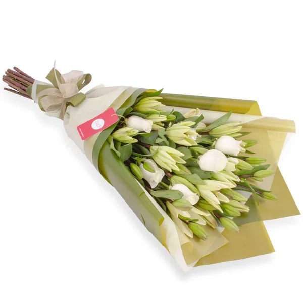 Ramo con liliums blancos y rosas ecuatorianas blancas