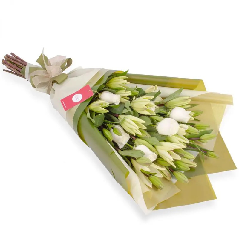 Ramo con liliums blancos y rosas ecuatorianas blancas