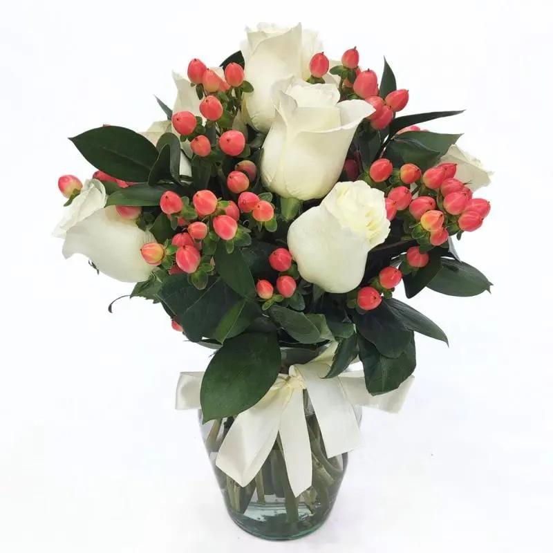 Pequeña Antonia Blanco - Florero transparente con rosas e hypericum