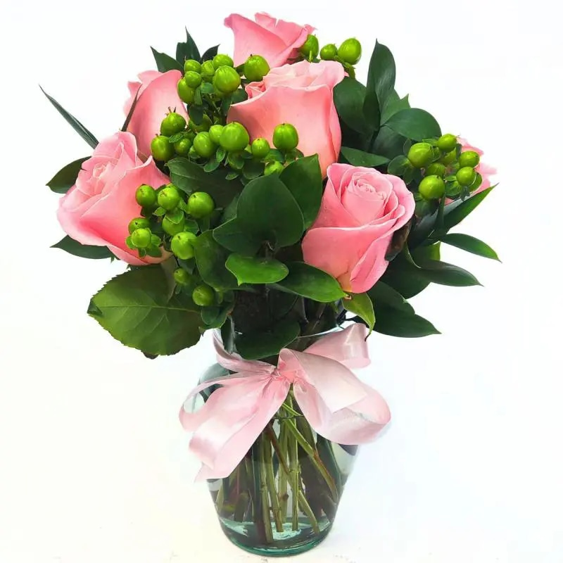 Pequeña Antonia Rosado- Florero transparente con rosas e hypericum