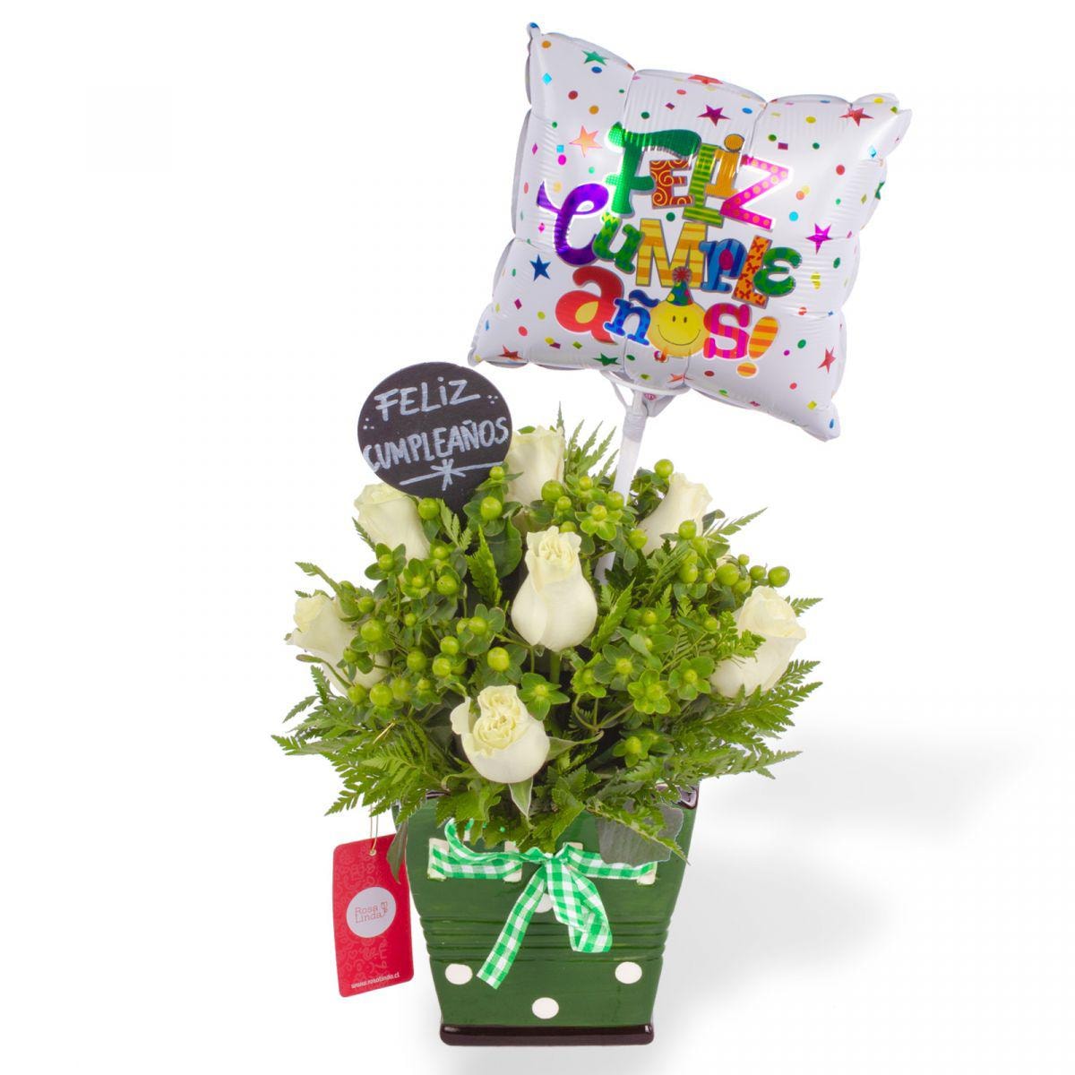 Vuelta al sol - Arreglo floral de cumpleaños con rosas blancas e hypericum verde; globo y pizarra de feliz cumpleaños - Imagen 1