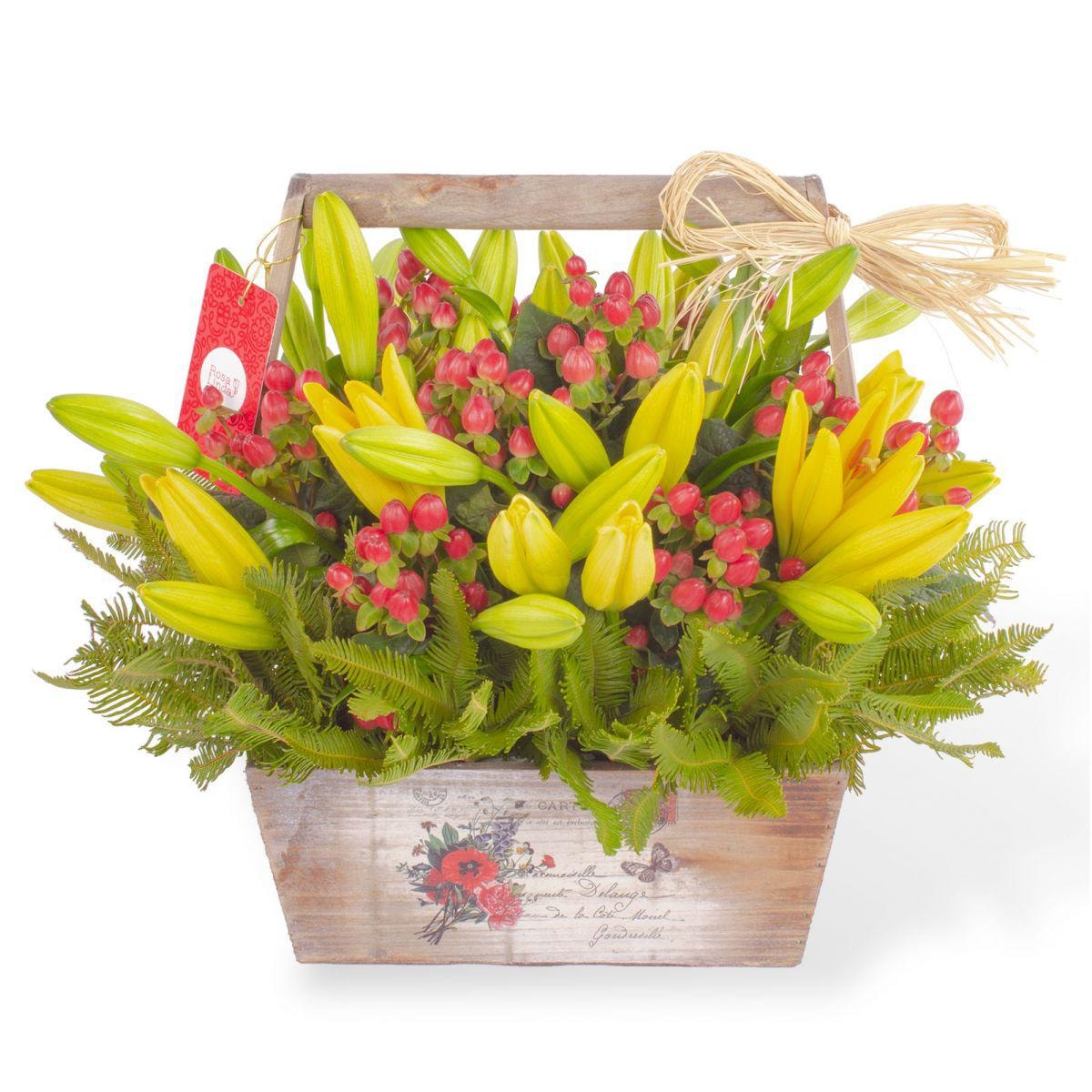 Gabriela Amarillo - Arreglo floral en canasto de madera con liliums amarillos e hypericum - Imagen 1