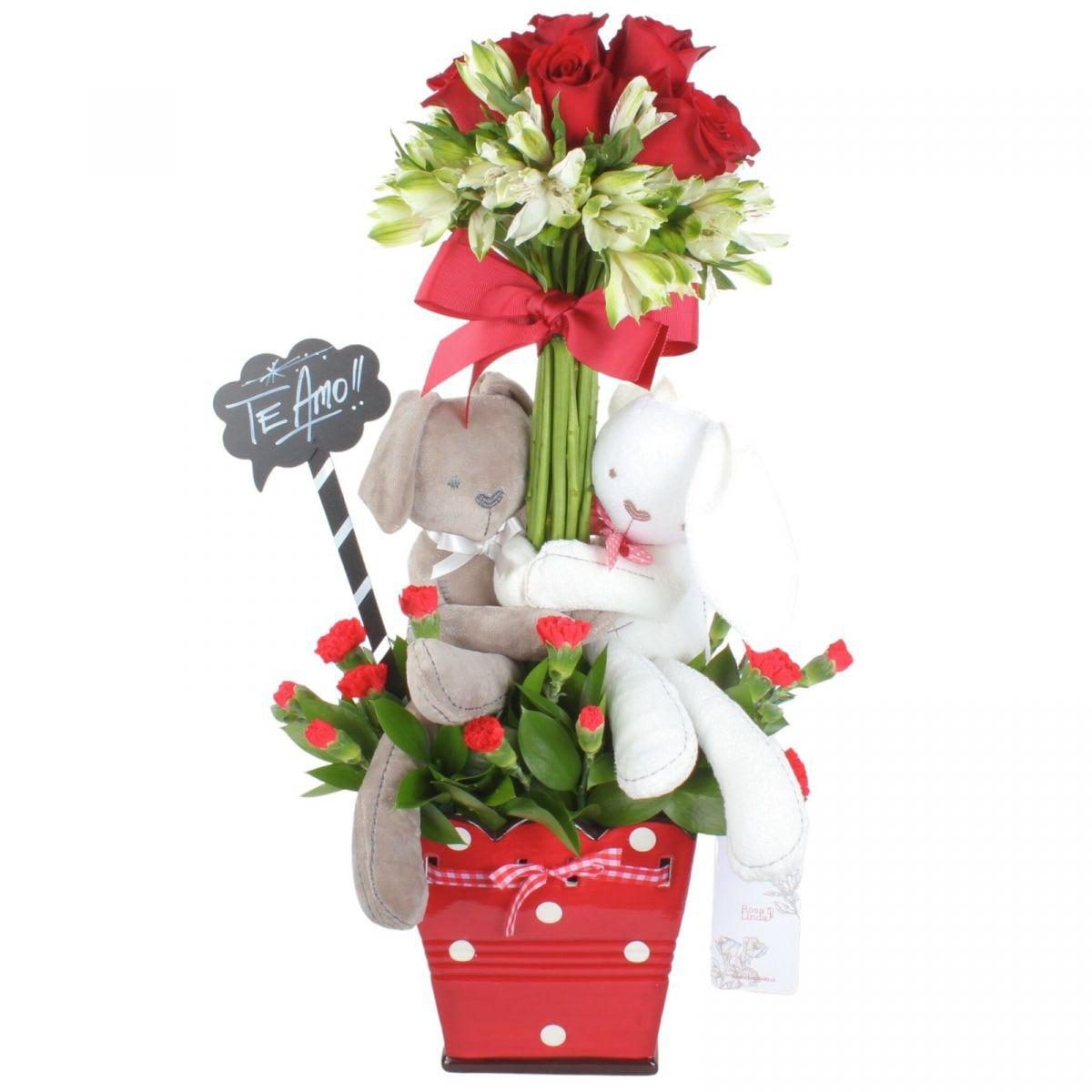 Arbolito de enamorados - Arreglo floral con rosas rojas, astromelias y peluches de conejitos - Imagen 1