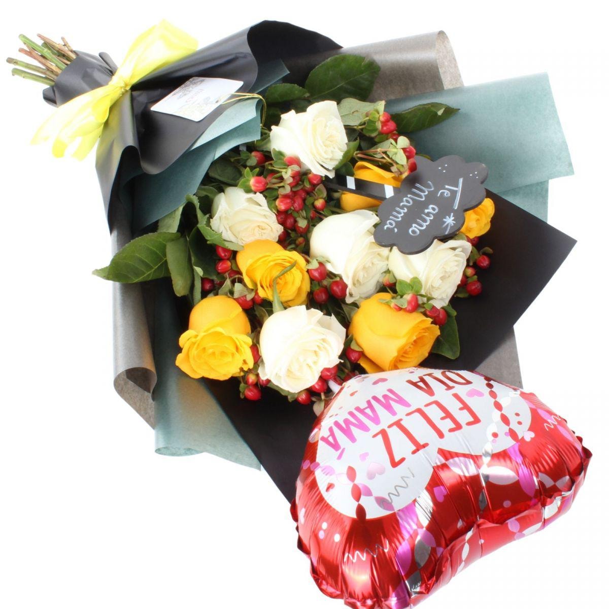 Ramo Amor de Madre - Ramo extendido de rosas blanco y amarillo, hypericum rojo, pizarra y globo - Imagen 1