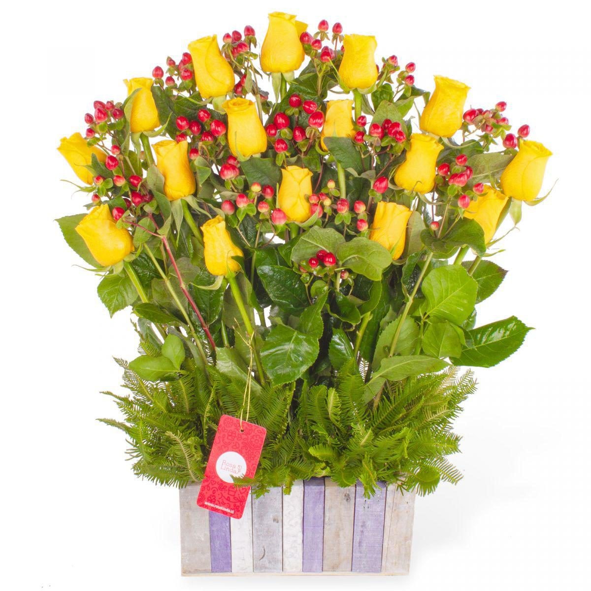 Jardín de Rosas Amarillo - Arreglo floral con 16 rosas amarillas e hypericum rojo - Imagen 1