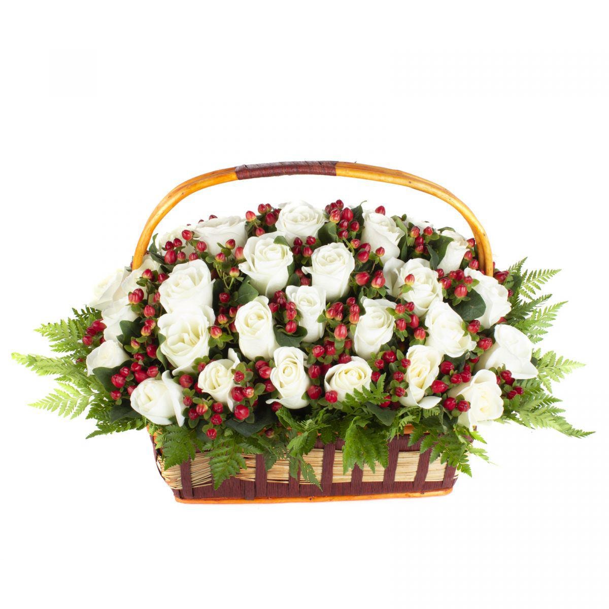 Maite - Arreglo floral en canasto con 50 rosas blancas e hypericum rojo - Imagen 1