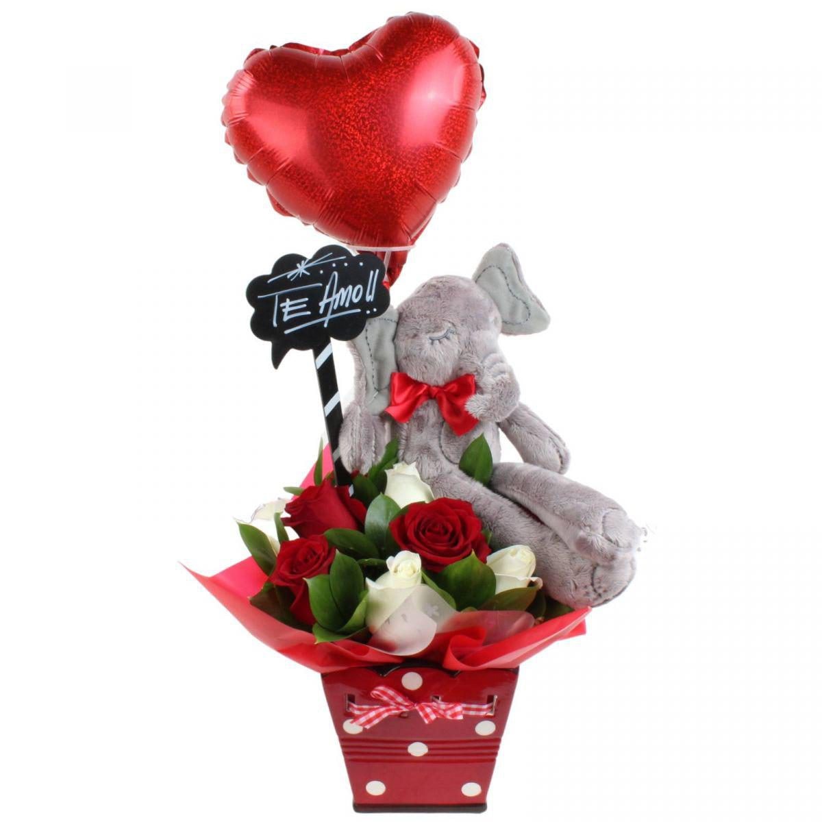 Fantito Enamorado - Arreglo floral con rosas ecuatorianas, peluche de elefante, globo corazon y pizarra. - Imagen 1