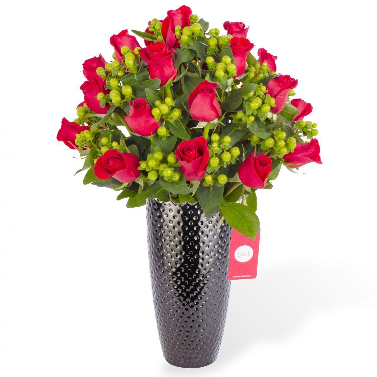 Love Rojo - Arreglo floral con 24 rosas rojas e hypericum verde - Imagen 1