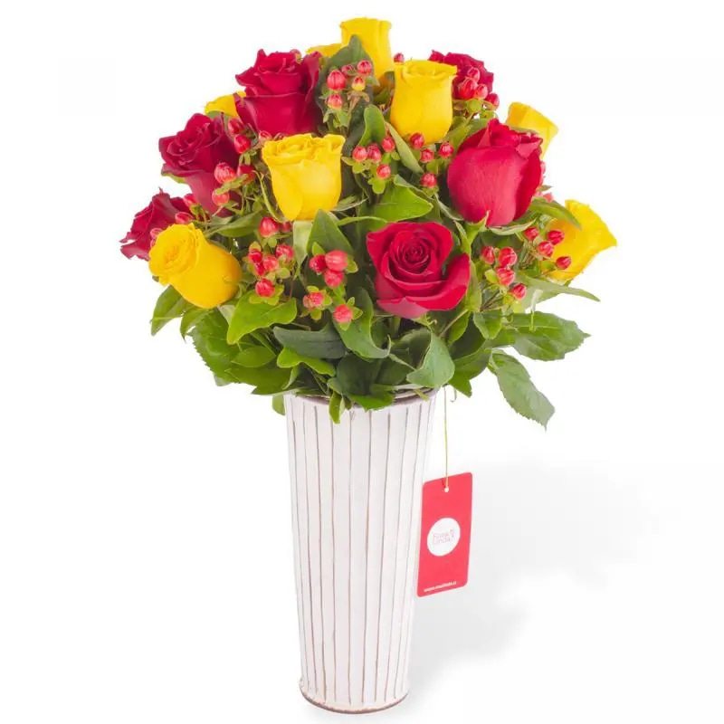Tú y Yo Mix amarillo/rojo- Arreglo floral con mix de rosas rojas y amarillas e hypericum rojo