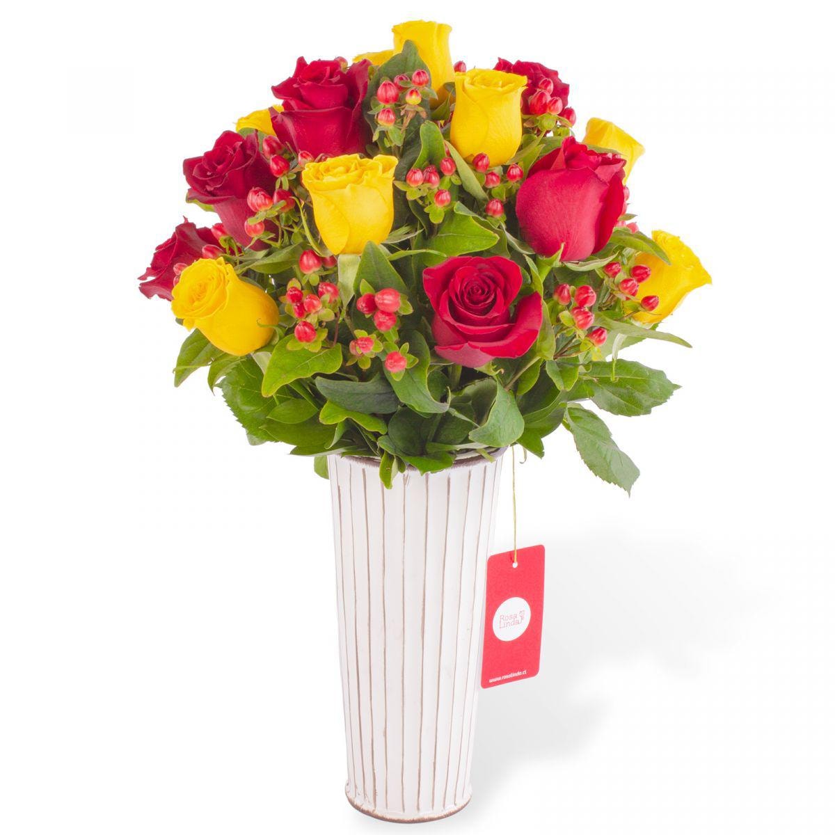 Tú y Yo Mix amarillo/rojo- Arreglo floral con mix de rosas rojas y amarillas e hypericum rojo - Imagen 1